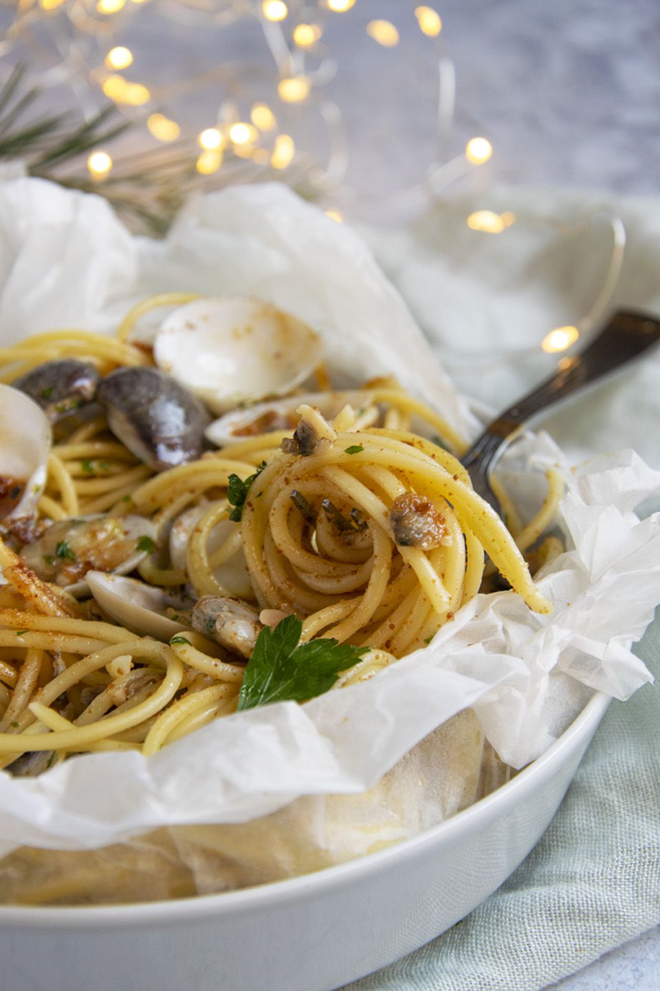 Spaghetti con le vongole e bottarga al cartoccio – IlGattoGhiotto.it